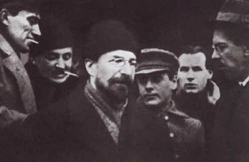Маяковский. Трагедия-буфф в шести действиях Маяковский. Трагедия-буфф в шести действиях