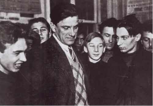 Маяковский. Трагедия-буфф в шести действиях Маяковский. Трагедия-буфф в шести действиях