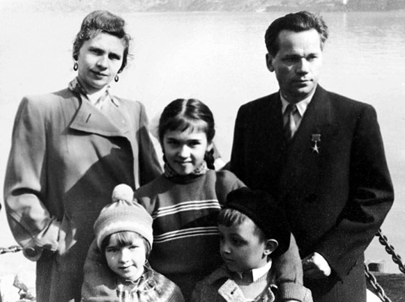 Автомат Калашникова. Символ России Автомат Калашникова. Символ России