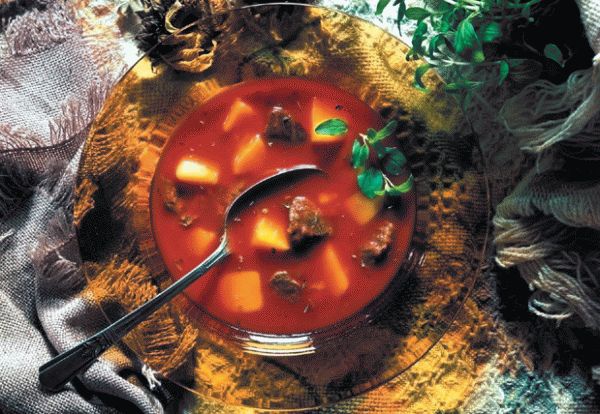 Мужчина на кухне Мужчина на кухне