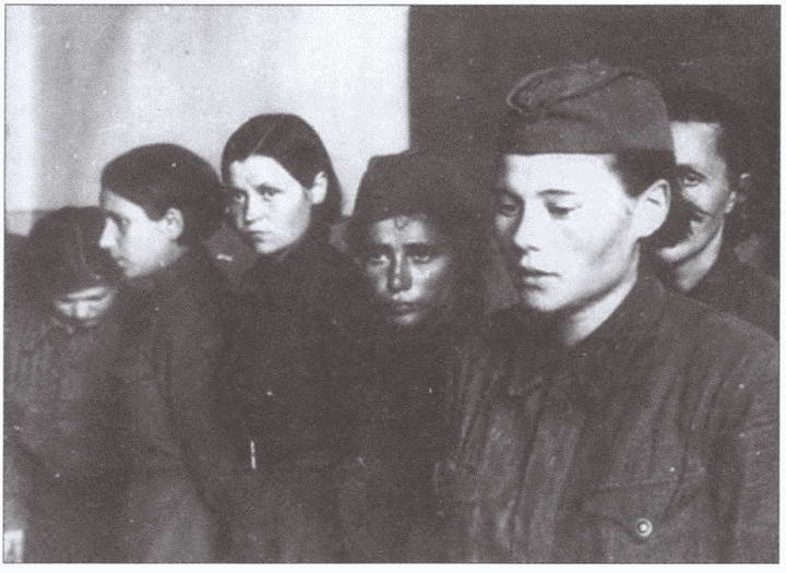 Плен. Жизнь и смерть в немецких лагерях Плен. Жизнь и смерть в немецких лагерях