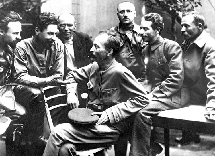 Россия в огне Гражданской войны: подлинная история самой страшной братоубийственной войны Россия в огне Гражданской войны: подлинная история самой страшной братоубийственной войны