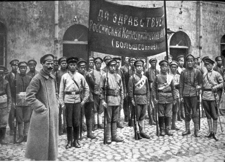 Россия в огне Гражданской войны: подлинная история самой страшной братоубийственной войны Россия в огне Гражданской войны: подлинная история самой страшной братоубийственной войны