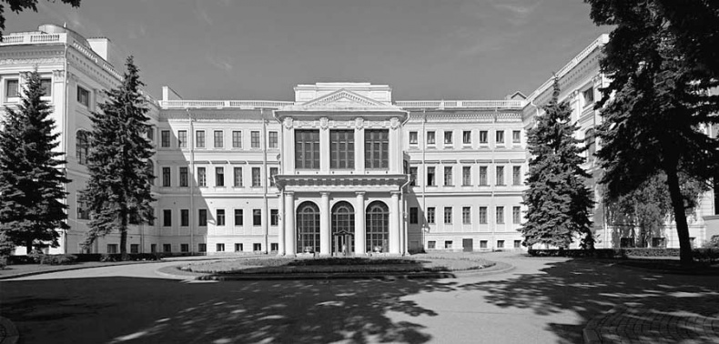 Быть принцессой. Повседневная жизнь при русском дворе Быть принцессой. Повседневная жизнь при русском дворе