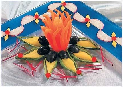 Как украсить праздничный стол Как украсить праздничный стол