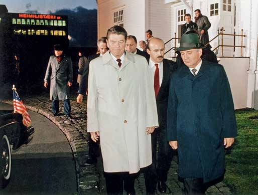 Генеральный секретарь ЦК КПСС, первый президент СССР Михаил Сергеевич Горбачёв Генеральный секретарь ЦК КПСС, первый президент СССР Михаил Сергеевич Горбачёв