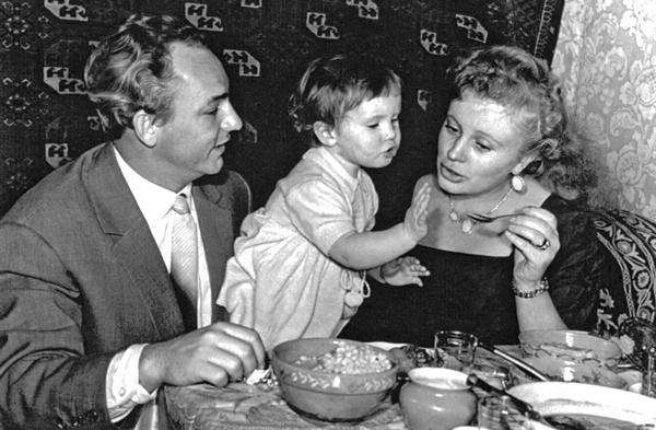 Алла Ларионова и Николай Рыбников. Любовь на Заречной улице Алла Ларионова и Николай Рыбников. Любовь на Заречной улице