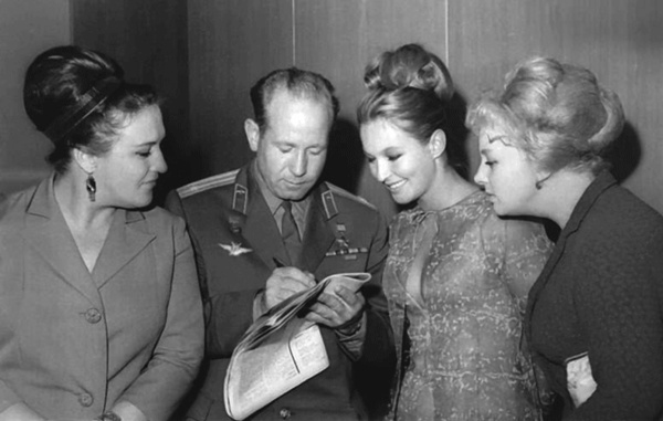 Алла Ларионова и Николай Рыбников. Любовь на Заречной улице Алла Ларионова и Николай Рыбников. Любовь на Заречной улице