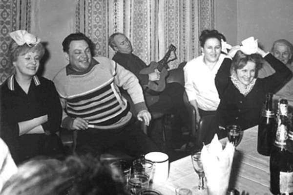Алла Ларионова и Николай Рыбников. Любовь на Заречной улице Алла Ларионова и Николай Рыбников. Любовь на Заречной улице