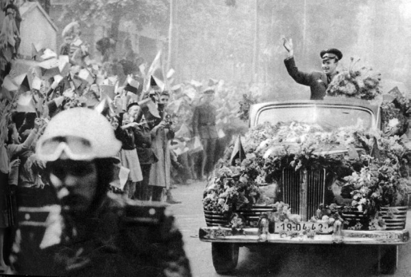 Юрий Гагарин. Человек-легенда Юрий Гагарин. Человек-легенда