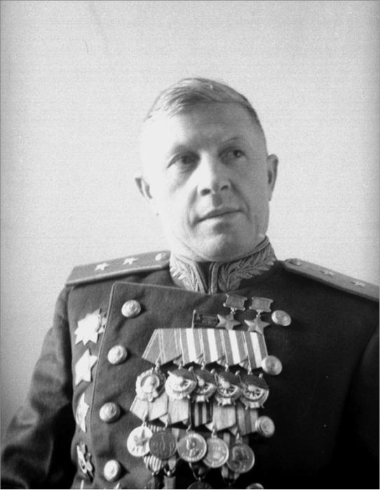 Генерал Родимцев. Прошедший три войны Генерал Родимцев. Прошедший три войны