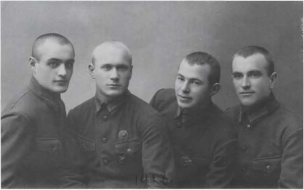 Записки из чемодана. Тайные дневники первого председателя КГБ, найденные через 25 лет после его смерти Записки из чемодана. Тайные дневники первого председателя КГБ, найденные через 25 лет после его смерти