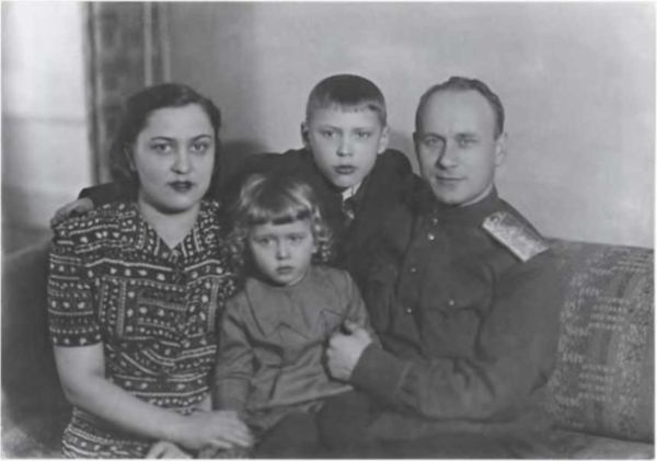 Записки из чемодана. Тайные дневники первого председателя КГБ, найденные через 25 лет после его смерти Записки из чемодана. Тайные дневники первого председателя КГБ, найденные через 25 лет после его смерти
