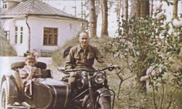 Записки из чемодана. Тайные дневники первого председателя КГБ, найденные через 25 лет после его смерти Записки из чемодана. Тайные дневники первого председателя КГБ, найденные через 25 лет после его смерти