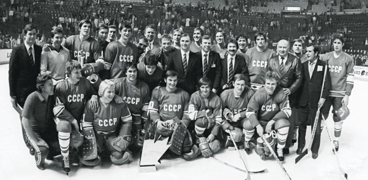 Стенка на стенку. Хоккейное противостояние Канада-Россия Стенка на стенку. Хоккейное противостояние Канада-Россия