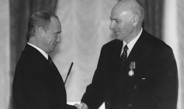Мяч, пробитый им, и теперь летит над землей. Древо памяти Валентина Бубукина Мяч, пробитый им, и теперь летит над землей. Древо памяти Валентина Бубукина