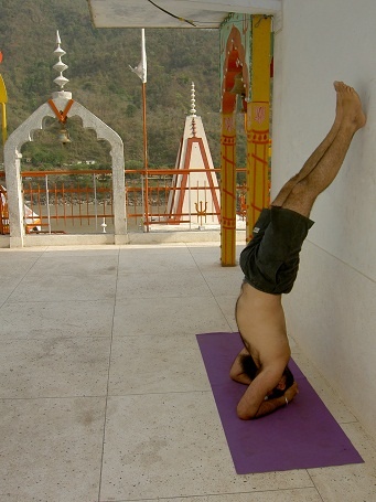 Практика хатха-йоги. Ученик перед стеной Практика хатха-йоги. Ученик перед стеной