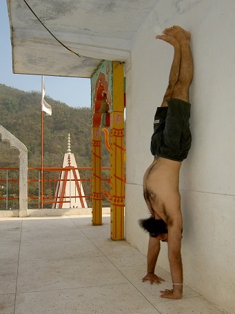 Практика хатха-йоги. Ученик перед стеной Практика хатха-йоги. Ученик перед стеной