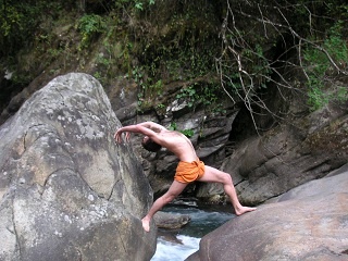 Практика хатха-йоги. Ученик перед стеной Практика хатха-йоги. Ученик перед стеной