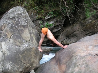 Практика хатха-йоги. Ученик перед стеной Практика хатха-йоги. Ученик перед стеной