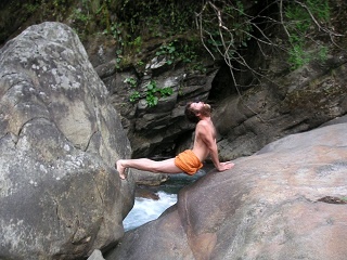 Практика хатха-йоги. Ученик перед стеной Практика хатха-йоги. Ученик перед стеной