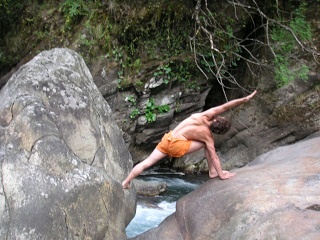 Практика хатха-йоги. Ученик перед стеной Практика хатха-йоги. Ученик перед стеной