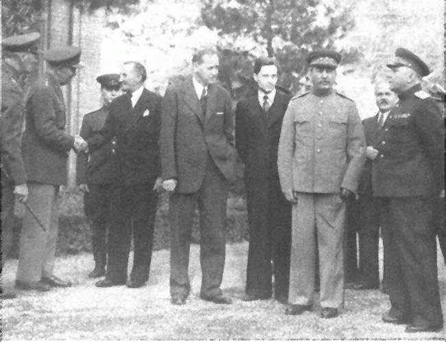 Клим Ворошилов. Первый Маршал страны Советов. Друг Сталина, враг Хрущева Клим Ворошилов. Первый Маршал страны Советов. Друг Сталина, враг Хрущева