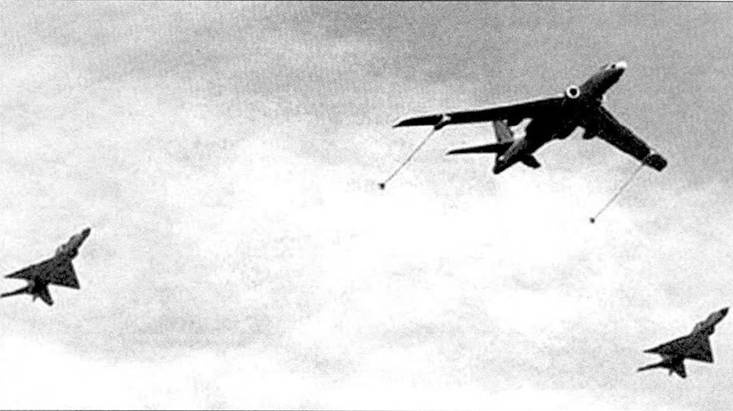 Ту-16 Ракетно бомбовый ударный комплекс Советских ВВС Ту-16 Ракетно бомбовый ударный комплекс Советских ВВС