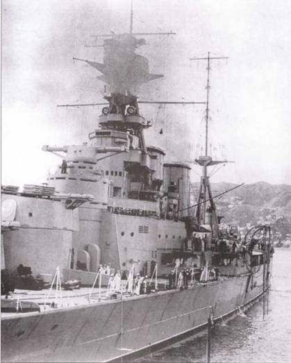 Британский линейный крейсер «Hood» Крупным планом Британский линейный крейсер «Hood» Крупным планом