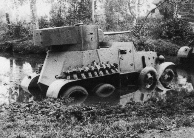 Броня на колесах. История советского бронеавтомобиля 1925-1945 гг. Броня на колесах. История советского бронеавтомобиля 1925-1945 гг.