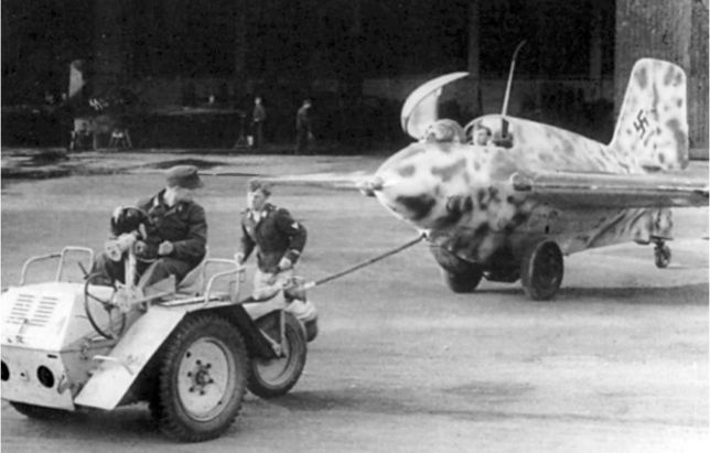 Me 163 "Komet" – истребитель "Летающих крепостей" Me 163 "Komet" – истребитель "Летающих крепостей"