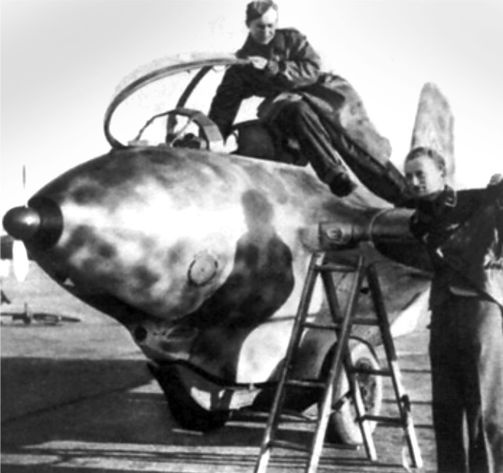Me 163 "Komet" – истребитель "Летающих крепостей" Me 163 "Komet" – истребитель "Летающих крепостей"