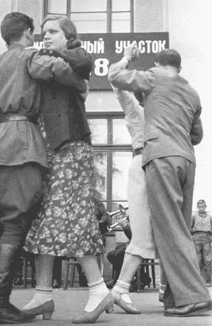 Повседневная жизнь Москвы в Сталинскую эпоху. 1930-1940 года Повседневная жизнь Москвы в Сталинскую эпоху. 1930-1940 года