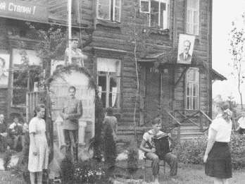 Повседневная жизнь Москвы в Сталинскую эпоху. 1930-1940 года Повседневная жизнь Москвы в Сталинскую эпоху. 1930-1940 года