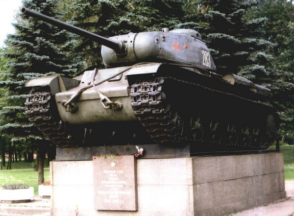 Тяжёлый танк КВ в бою Тяжёлый танк КВ в бою