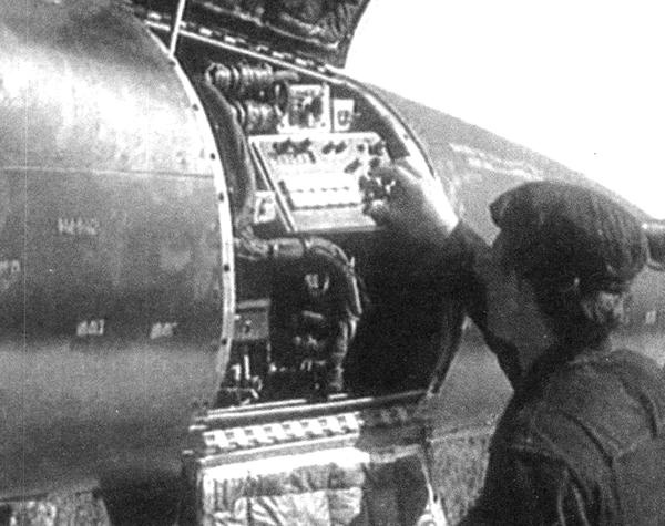 Истребитель-бомбардировщик МиГ-27 Истребитель-бомбардировщик МиГ-27