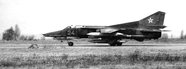 Истребитель-бомбардировщик МиГ-27 Истребитель-бомбардировщик МиГ-27