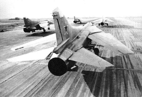 Истребитель-бомбардировщик МиГ-27 Истребитель-бомбардировщик МиГ-27