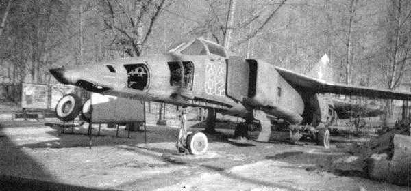 Истребитель-бомбардировщик МиГ-27 Истребитель-бомбардировщик МиГ-27