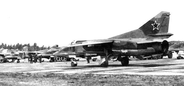 Истребитель-бомбардировщик МиГ-27 Истребитель-бомбардировщик МиГ-27