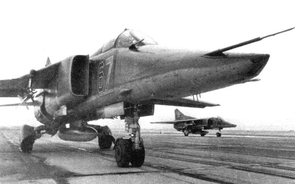 Истребитель-бомбардировщик МиГ-27 Истребитель-бомбардировщик МиГ-27