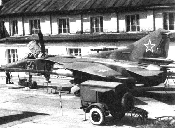 Истребитель-бомбардировщик МиГ-27 Истребитель-бомбардировщик МиГ-27