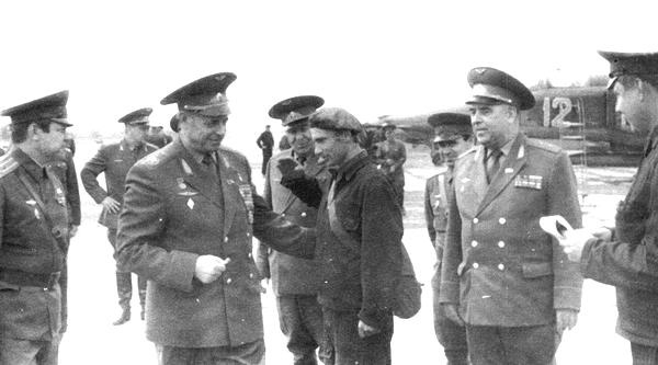 Истребитель-бомбардировщик МиГ-27 Истребитель-бомбардировщик МиГ-27