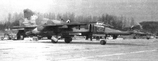 Истребитель-бомбардировщик МиГ-27 Истребитель-бомбардировщик МиГ-27