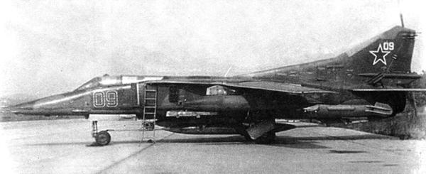 Истребитель-бомбардировщик МиГ-27 Истребитель-бомбардировщик МиГ-27