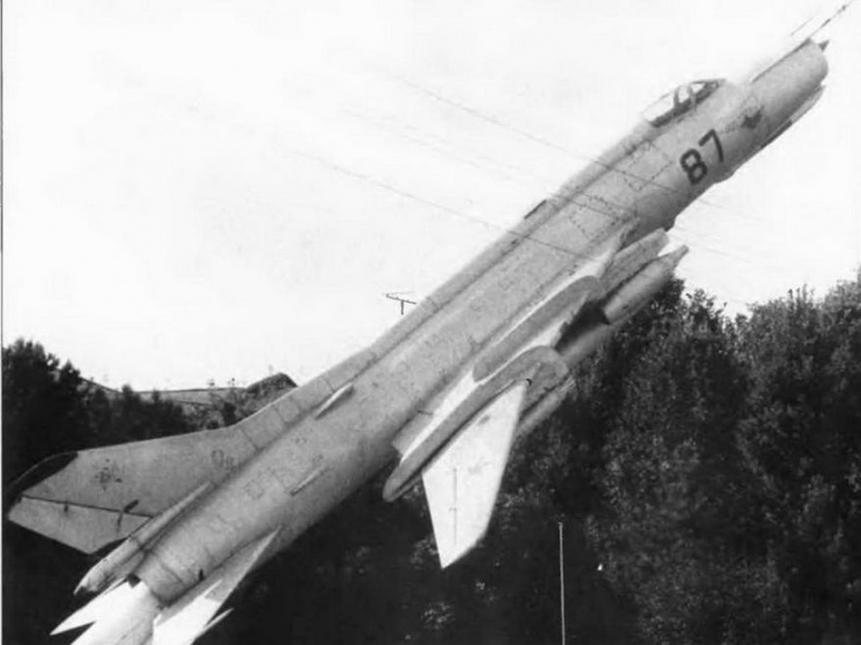 Истребитель-бомбардировщик Су-17 Истребитель-бомбардировщик Су-17