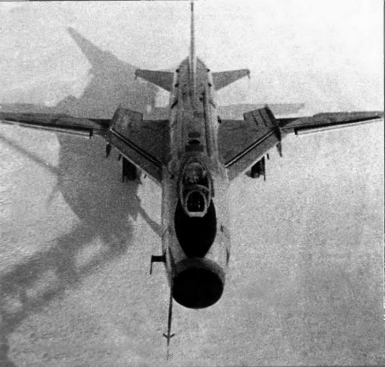 Истребитель-бомбардировщик Су-17 Истребитель-бомбардировщик Су-17