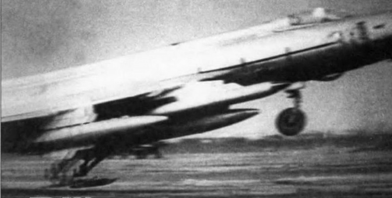Истребитель-бомбардировщик Су-17 Истребитель-бомбардировщик Су-17