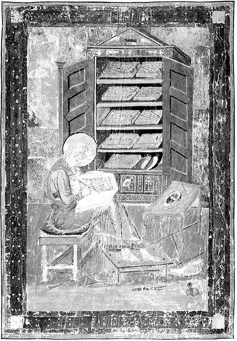 Книга на книжной полке Книга на книжной полке