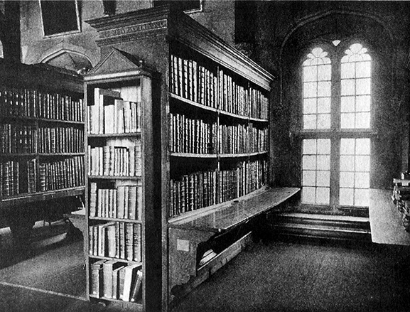 Книга на книжной полке Книга на книжной полке